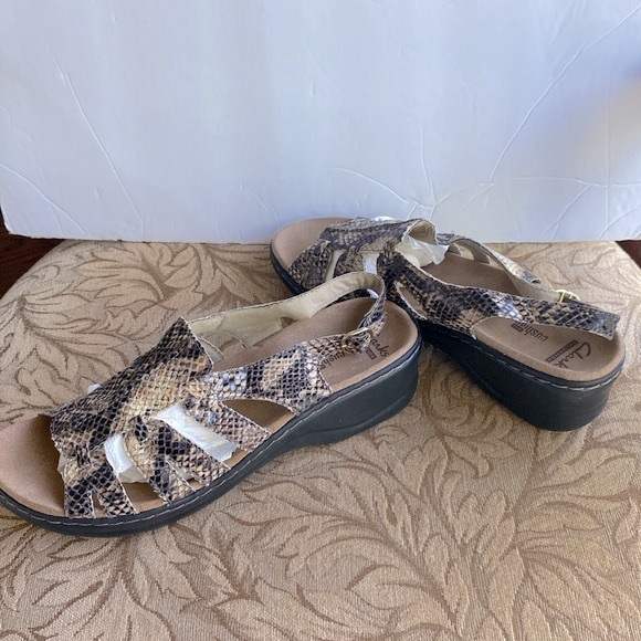 Clark’s Lexi Marigold beige brown snake wedge sandals woman’s size 10 🌹 - Picture 14 of 14